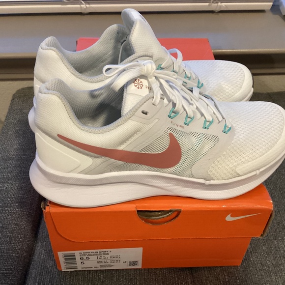Nike Women’s Run Swift 3 Running Sneakers, size 6.5 - Picture 3 of 11